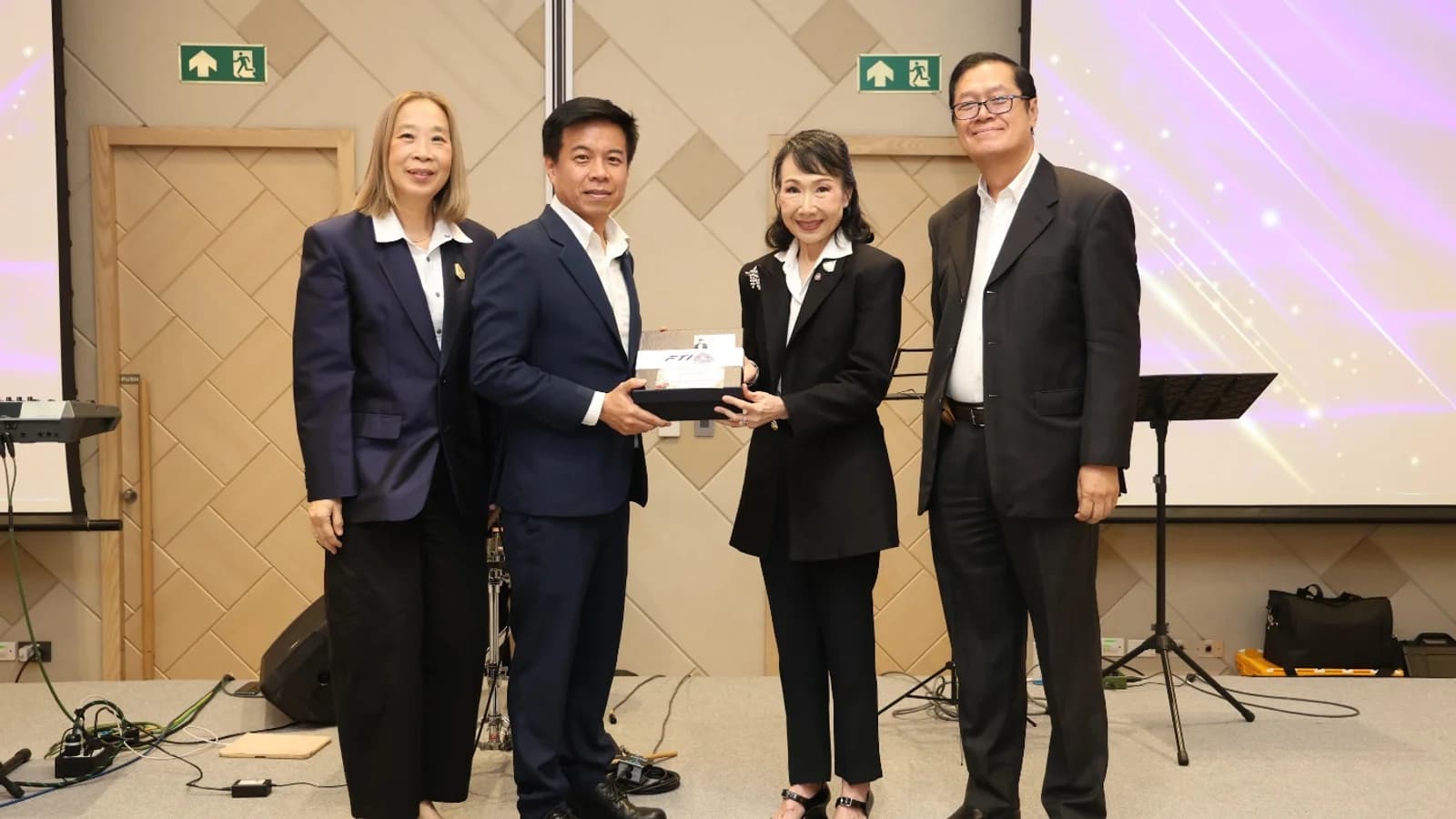 ร่วมแสดงความยินดีกับ นางพิมพ์ใจ ลี้อิสสระนุกูล