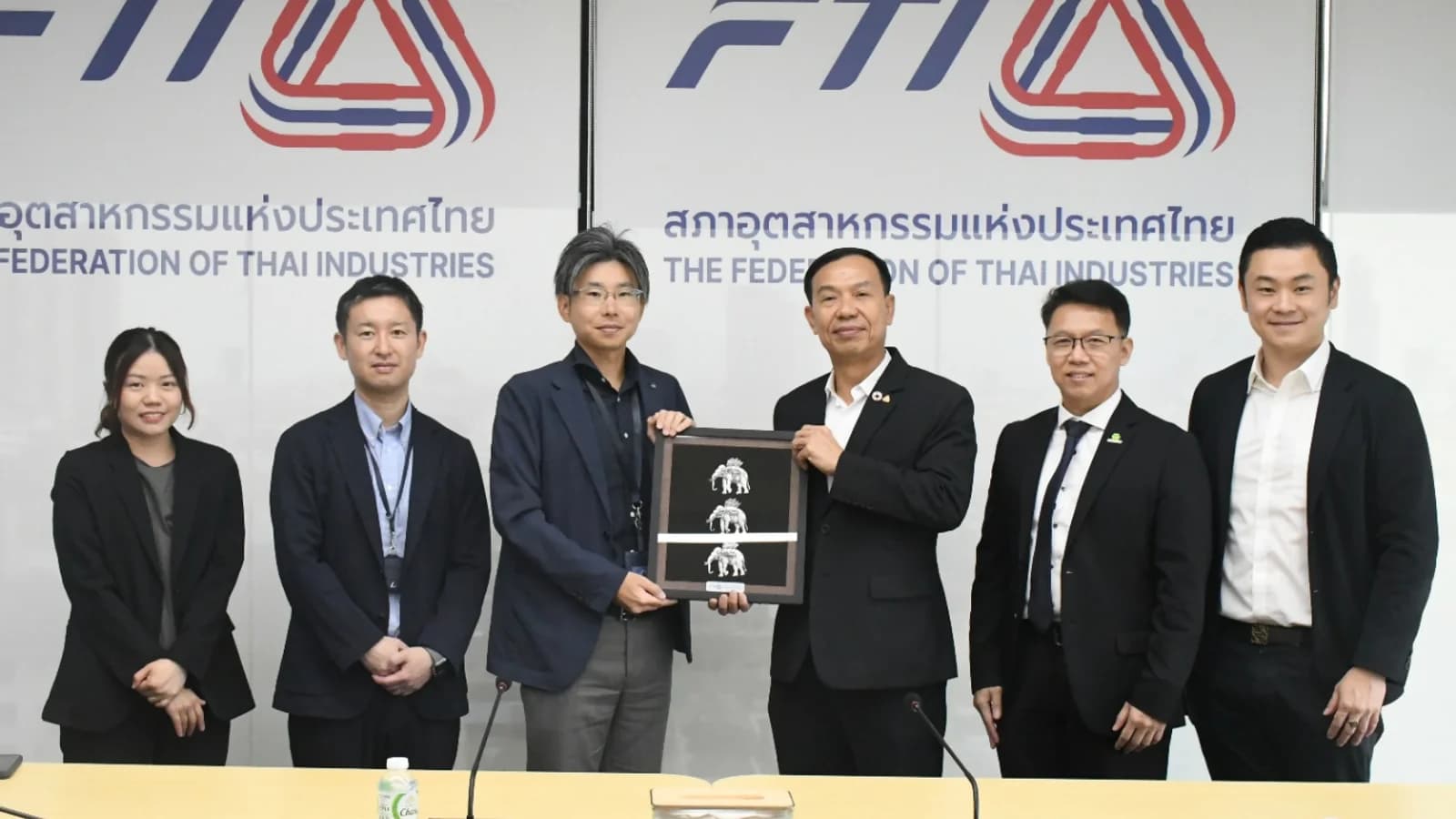 ให้การต้อนรับ นายโชตะ ชิมิชุ, นายคาชุฮิโระ ทาคิกามิ และคุณชมพูนุช แซ่เล้า