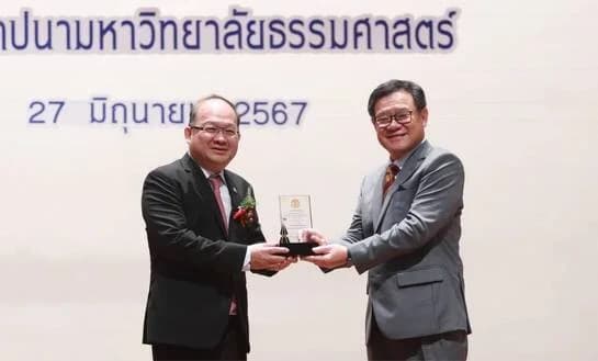 ประธาน ส.อ.ท. รับรางวัลโล่เกียรติยศประเภทศิษย์เก่าดีเด่น มธ.