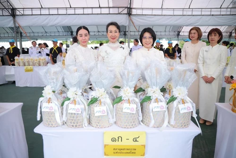 ส.อ.ท. ร่วมพิธีเจริญพระพุทธมนต์และทำบุญตักบาตรถวายพระราชกุศล วันที่ 5 ธันวาคม